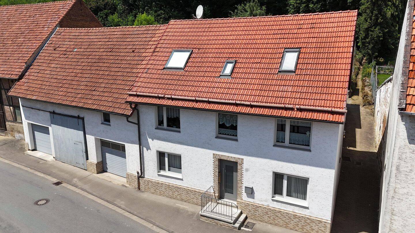 Modernisiertes Ein- bis Zweifamilienhaus mit Scheune und großem Grundstück in Hofgeismar-Hombressen, 34369 Hofgeismar