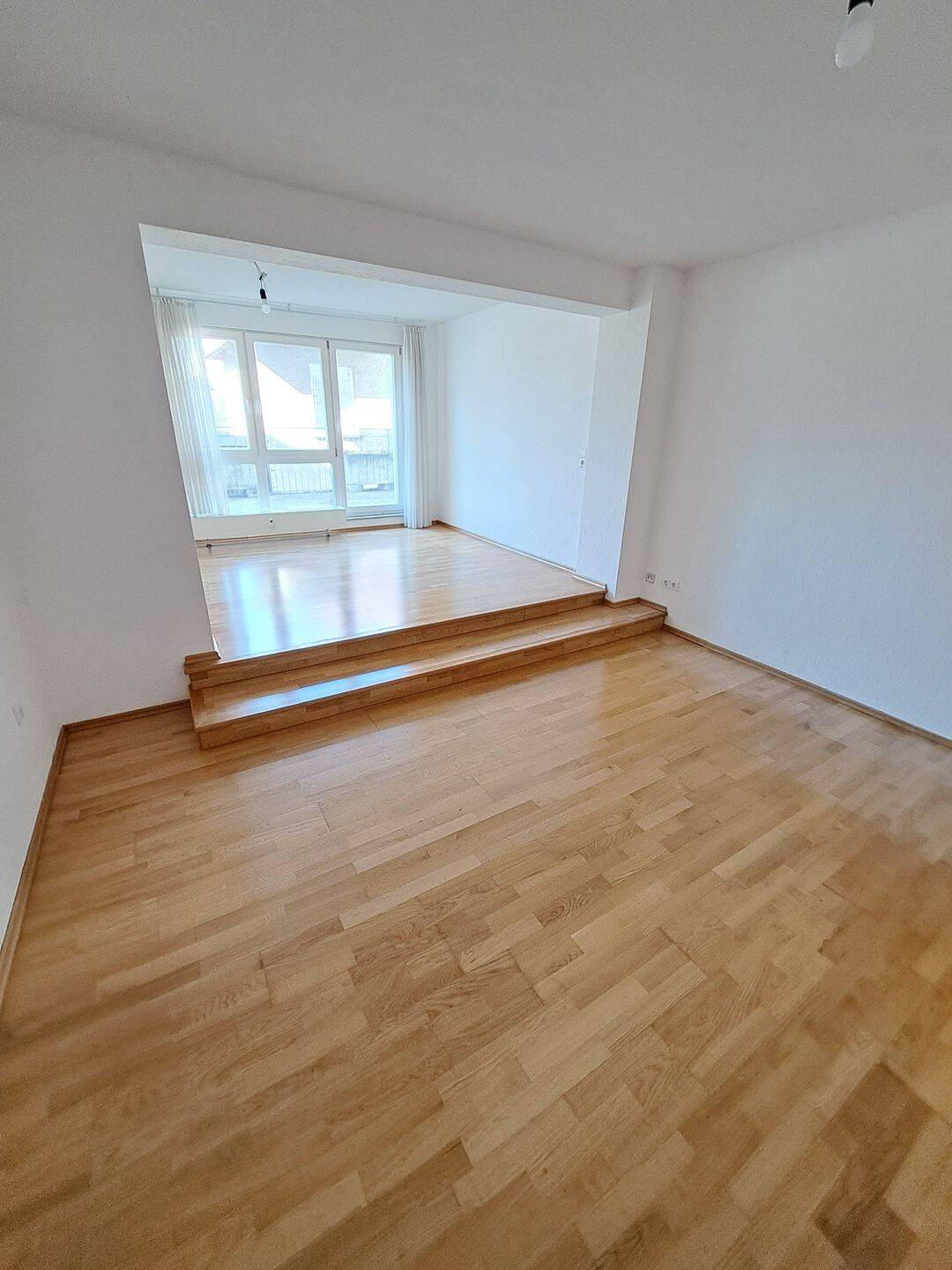 S-WANGEN! Schöne, großzügige und helle 2-Zi.Wohnung * EBK * große Dachterrasse * gute Lage *, 70327 Stuttgart