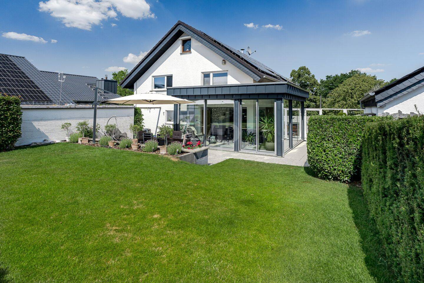Platzwunder mit Wintergarten deluxe in begehrter Wohnlage, mit EBK, Sauna & fußläufige Infrastruktur, 61267 Neu-Anspach