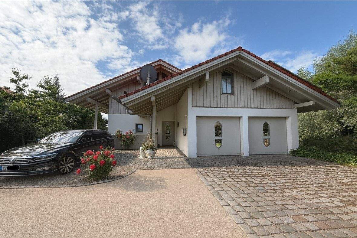 Freiwerdendes Traumhaus nähe Chiemsee mit traumhaften Bergblick, Einliegerwohnung Doppelgarage und großen Garten, 83361 Kienberg