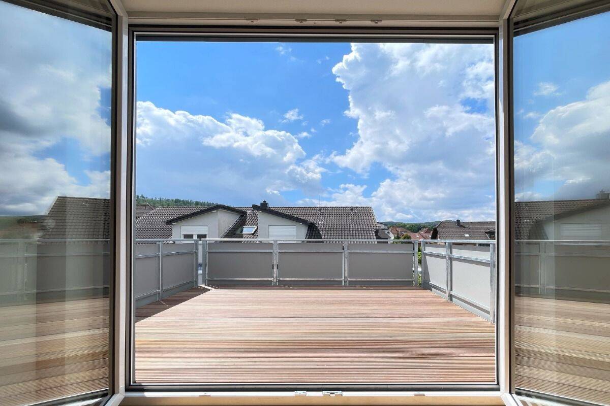 Charmante Dachgeschosswohnung in Detmold-Hiddesen – 2 Zimmer, Balkon und neue Einbauküche, 32760 Detmold