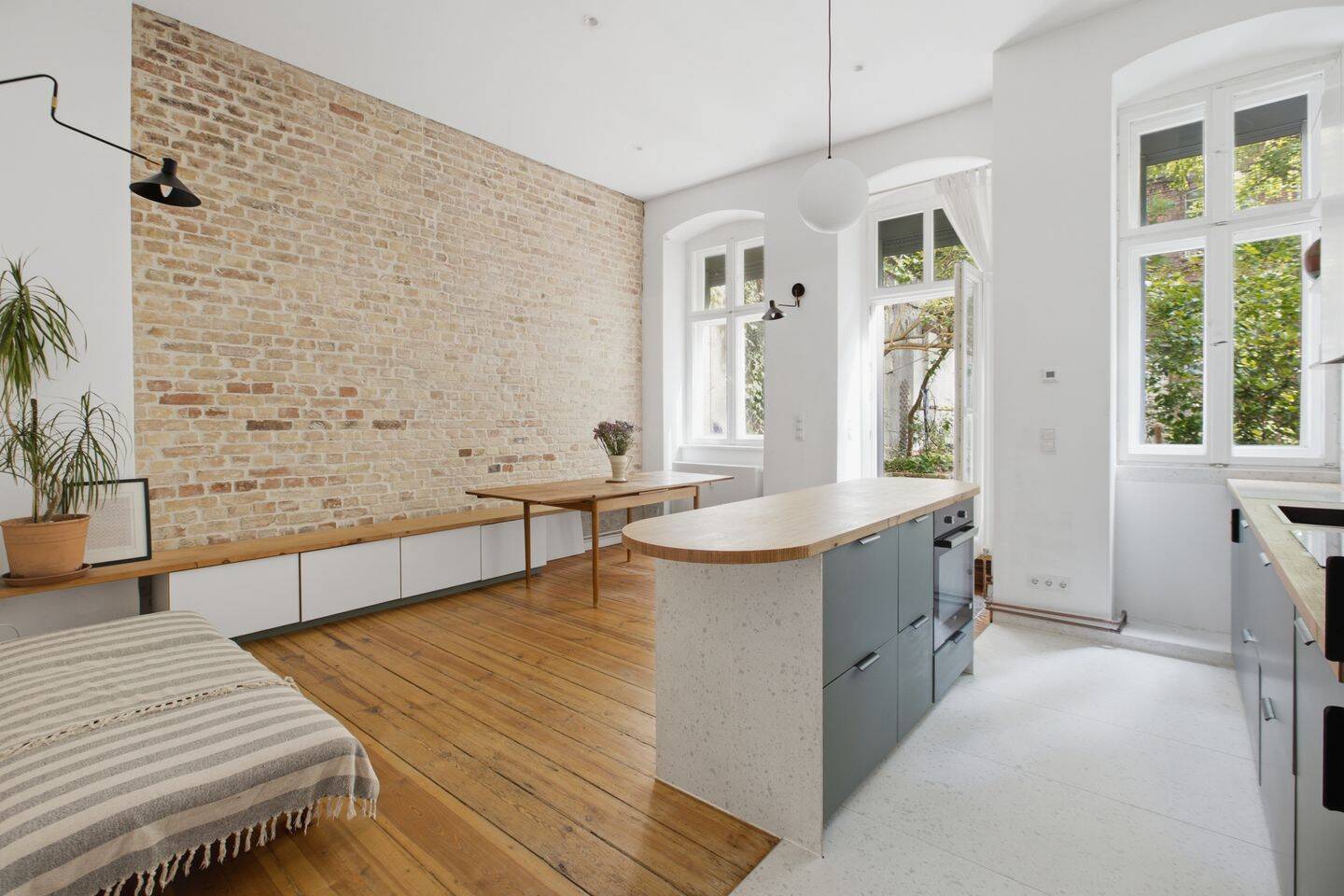 3,50 m Raumhöhe, Backstein, Garten: Architekten-Sanierung nahe Maybachufer, 12047 Berlin (Neukölln Kolonie Freie Stunde)