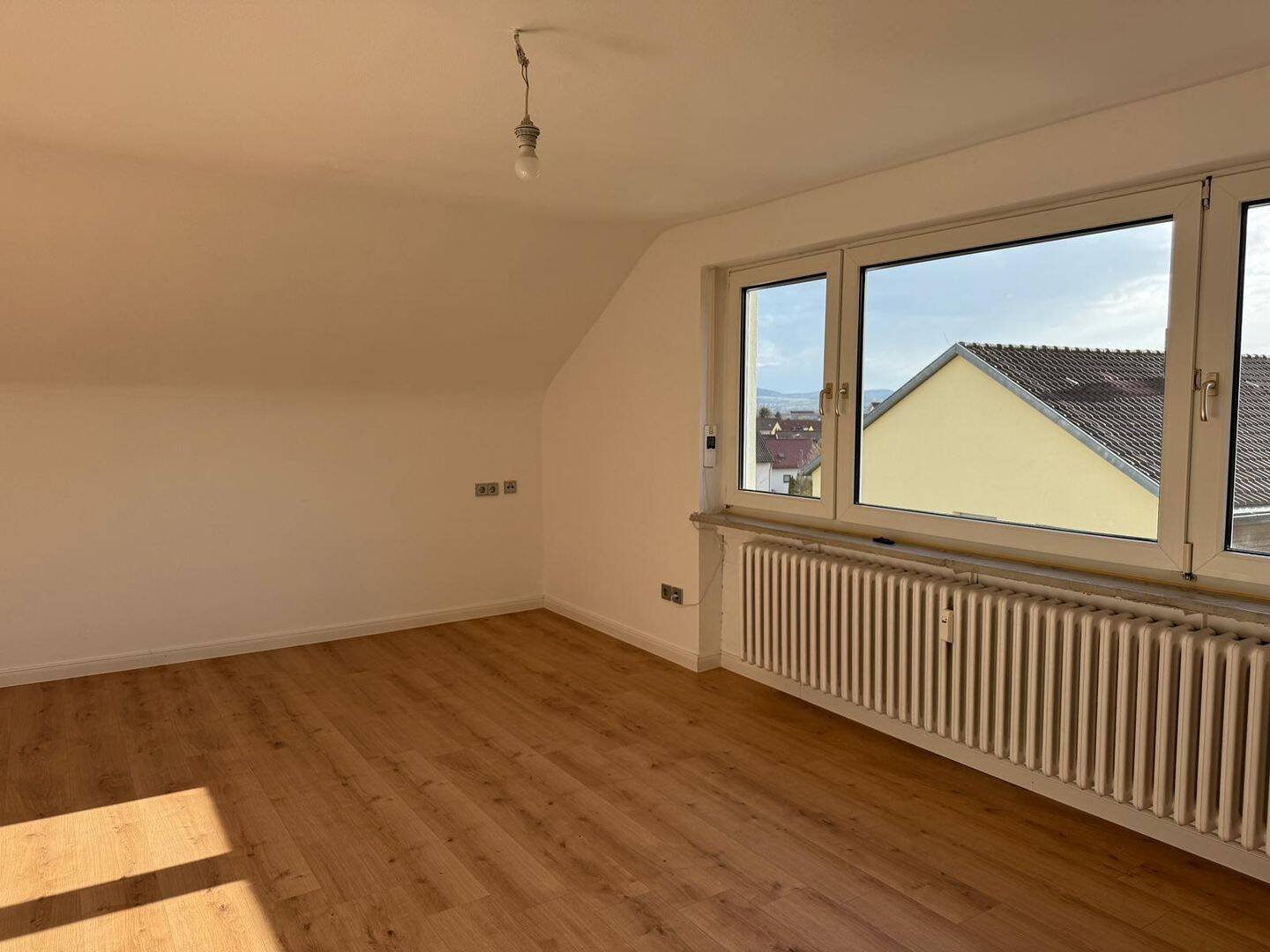 Frisch renovierte 2-Zimmer-Wohnung im 2. Obergeschoss mit Blick auf den Kreuzberg, 97616 Bad Neustadt a.d. Saale