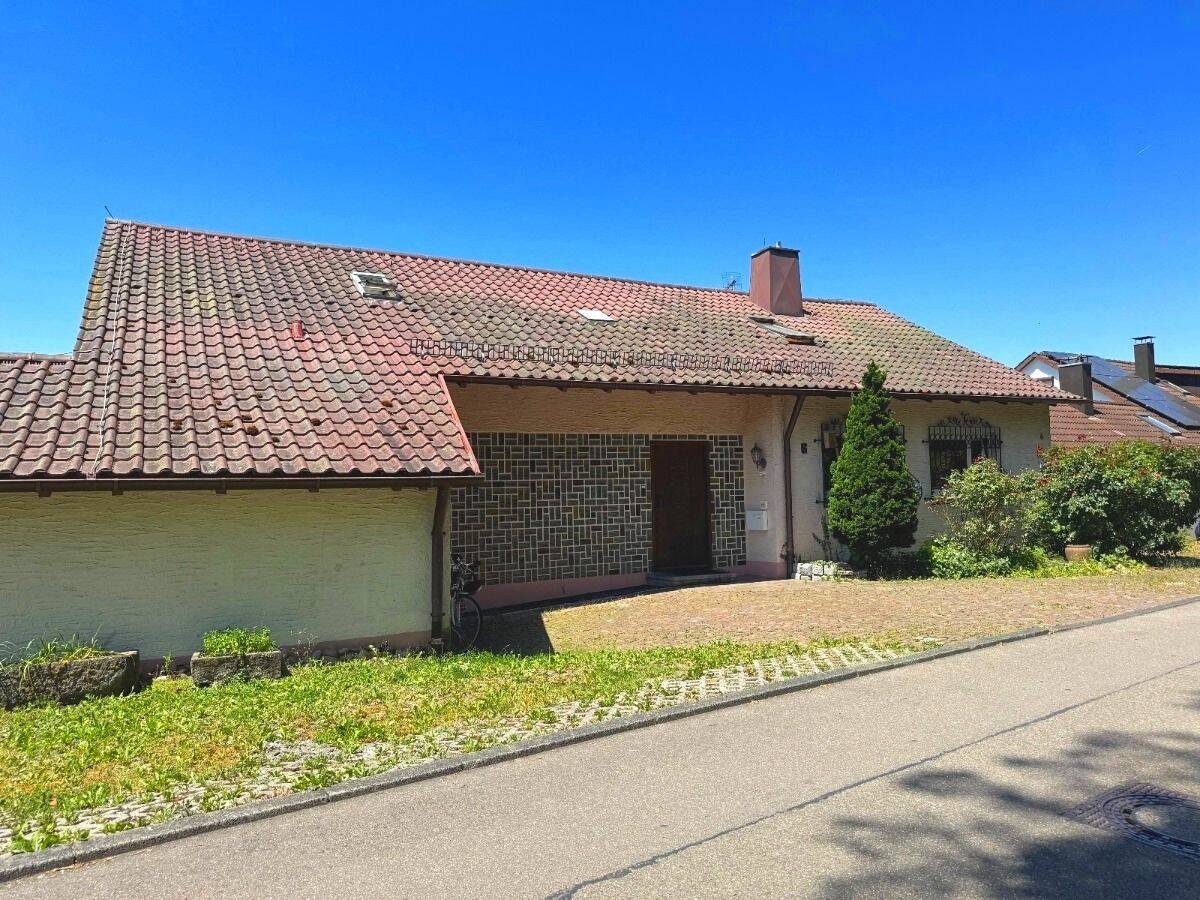 Großzügiges Einfamilienhaus mit Einliegerwohnung in ruhiger Bestlage von Grafenau (Kapellenberg), 71120 Grafenau