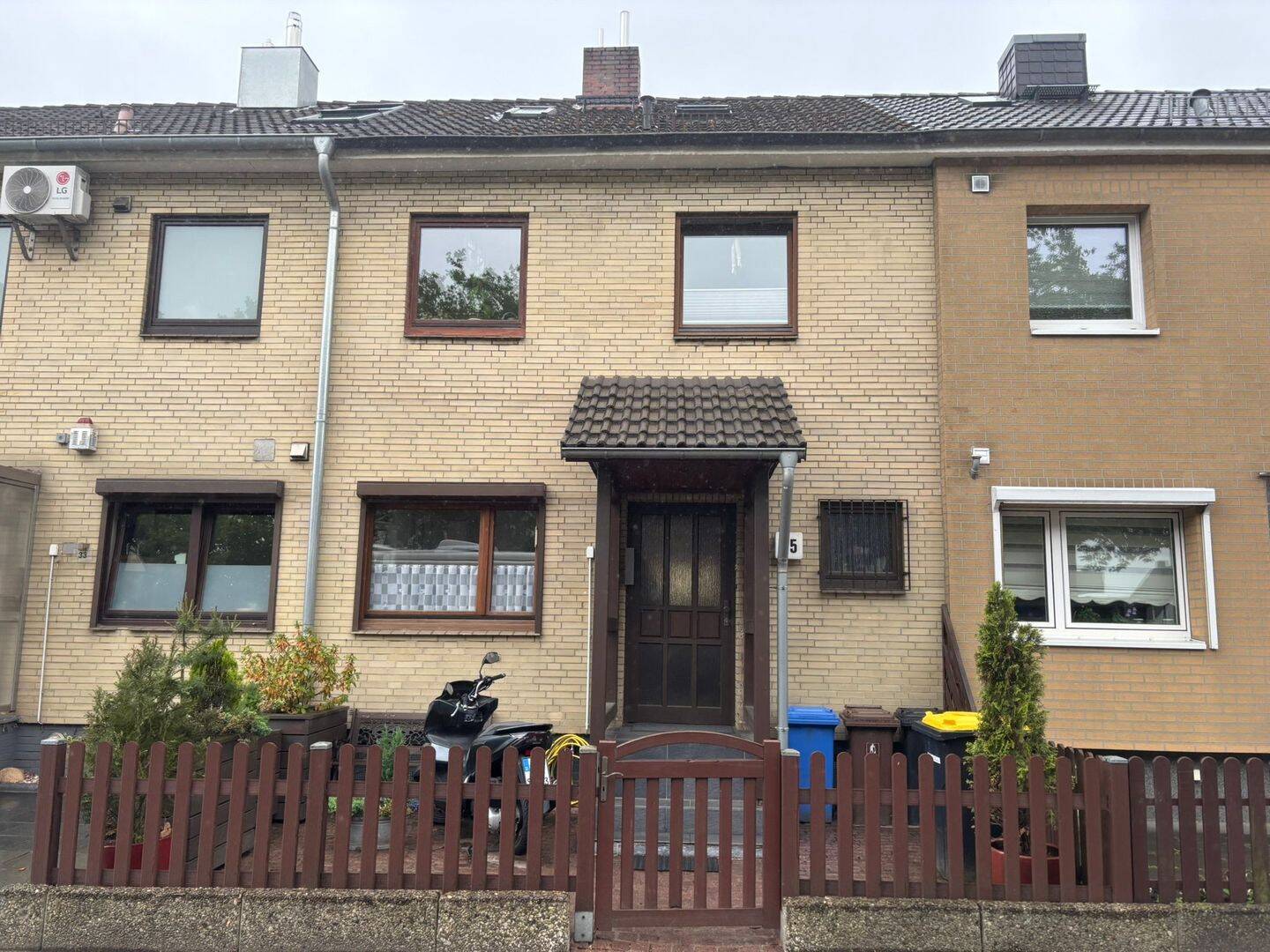 ***Charmantes Mittelreihenhaus mit Wintergarten, ausgebautem Dachstudio und gepflegtem Garten***, 22869 Schenefeld