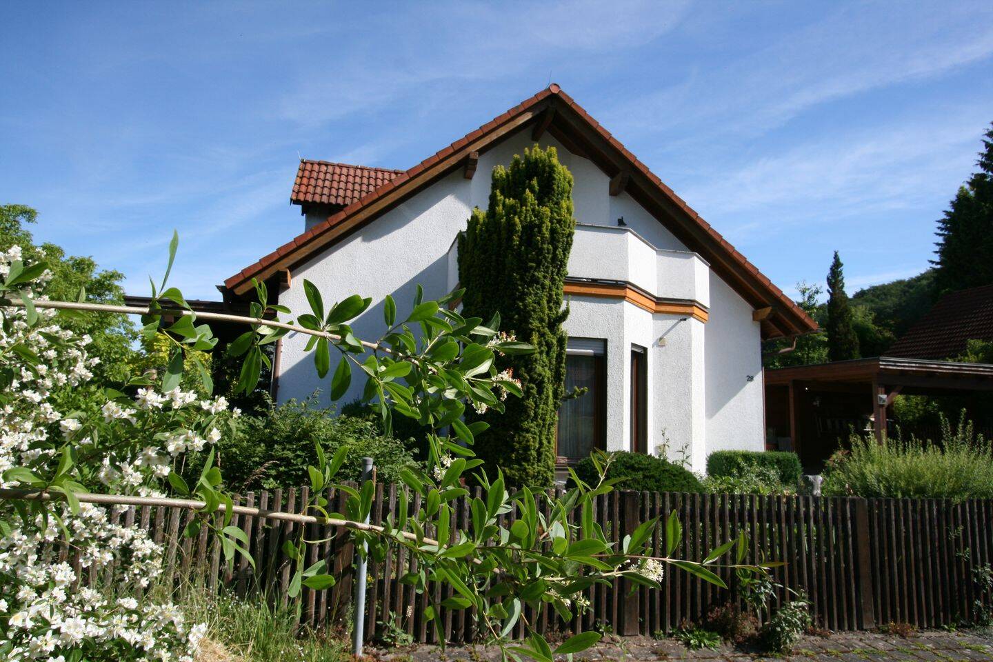 Zweifamilienhaus – Hochwertiges Weberhaus mit Traumgrundstück in bester Lage von Henneberg, 98617 Meiningen (Henneberg)