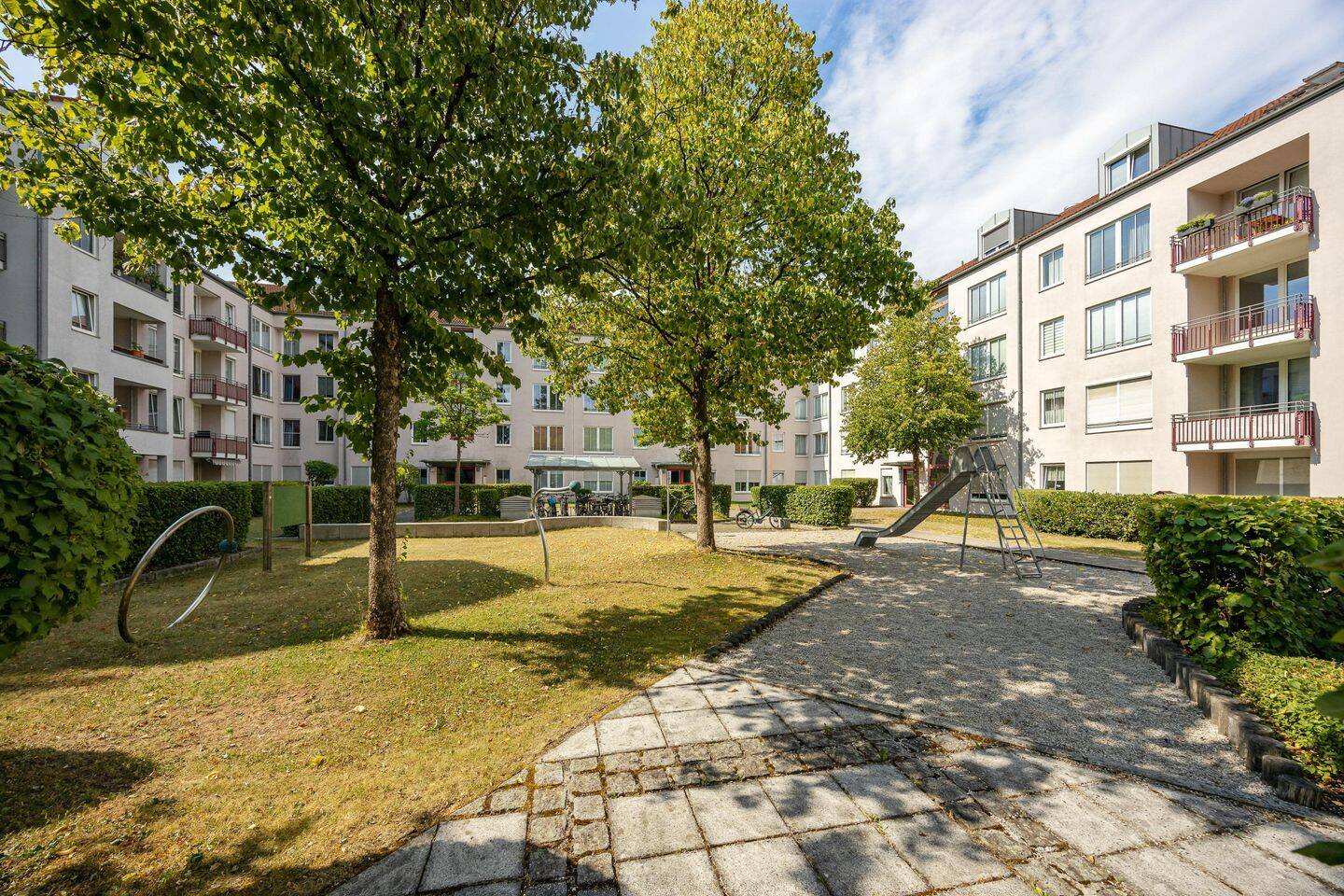 Renovierungsbedürftige 2-Zimmer-Wohnung mit sonniger Süd-Loggia, 81673 München (Berg am Laim)