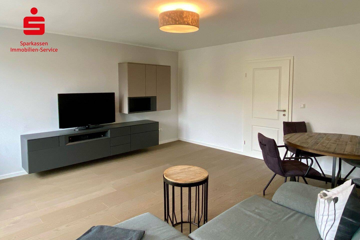 Möblierte modernisierte 2-Zimmer-Wohnung mit zwei Balkonen, 81673 München (Berg am Laim)