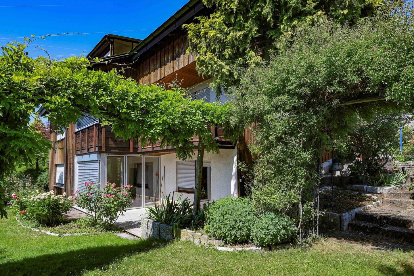 Ideal für Familien-Einfamilienhaus mit Einliegerwohnung-Großes, schön angelegtes Grundstück!, 79541 Lörrach