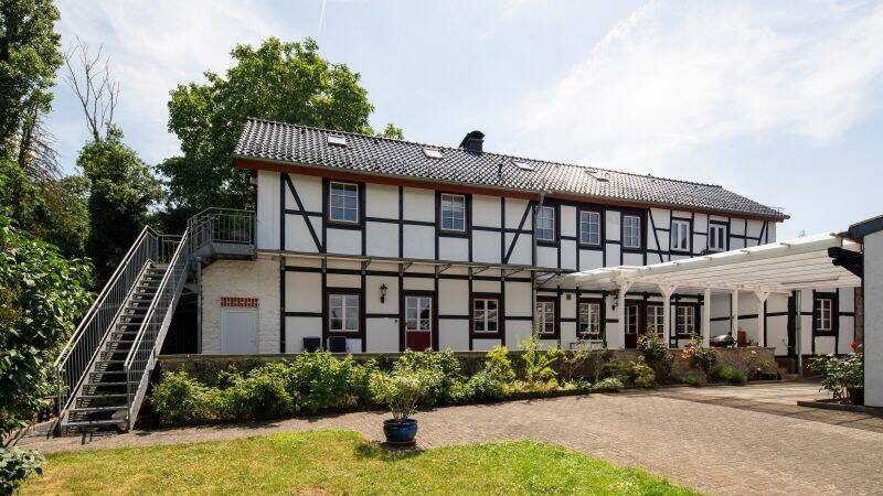 Freistehendes, liebevoll saniertes Ein- oder Zweifamilienhaus mit traumhaftem Garten in Mechernich, 53894 Mechernich