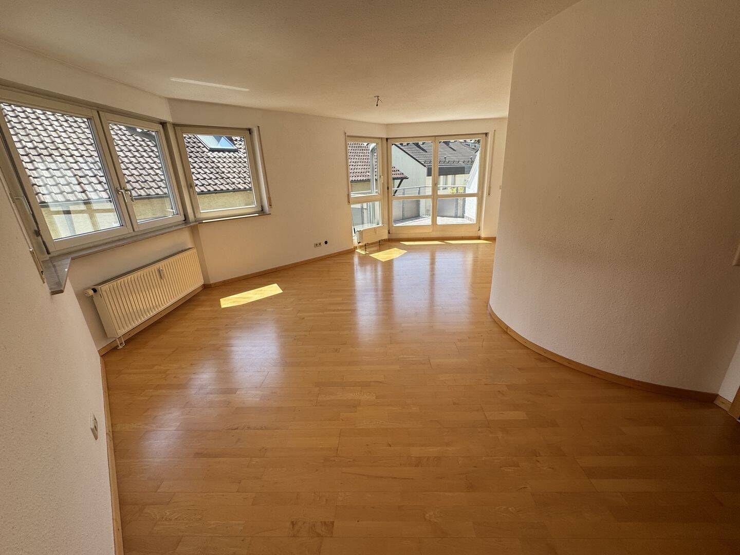 Wohnen mit Charakter: Maisonette mit Galerie, Balkon & Tiefgarage, 73630 Remshalden