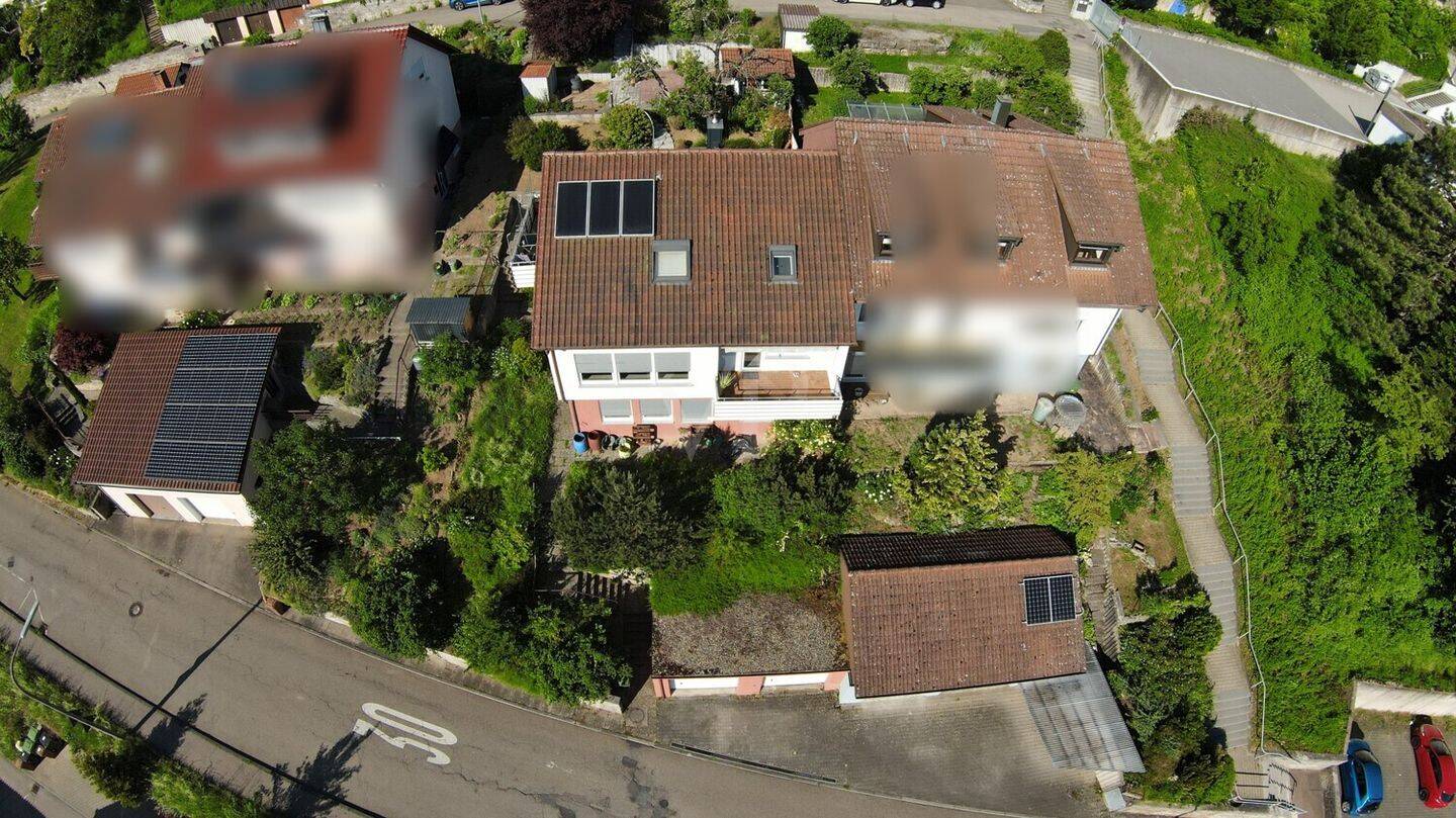Wohnen mit Perspektive: Modernisierte Doppelhaushälfte mit Einliegerwohnung und zwei Einzelgaragen, 74653 Künzelsau