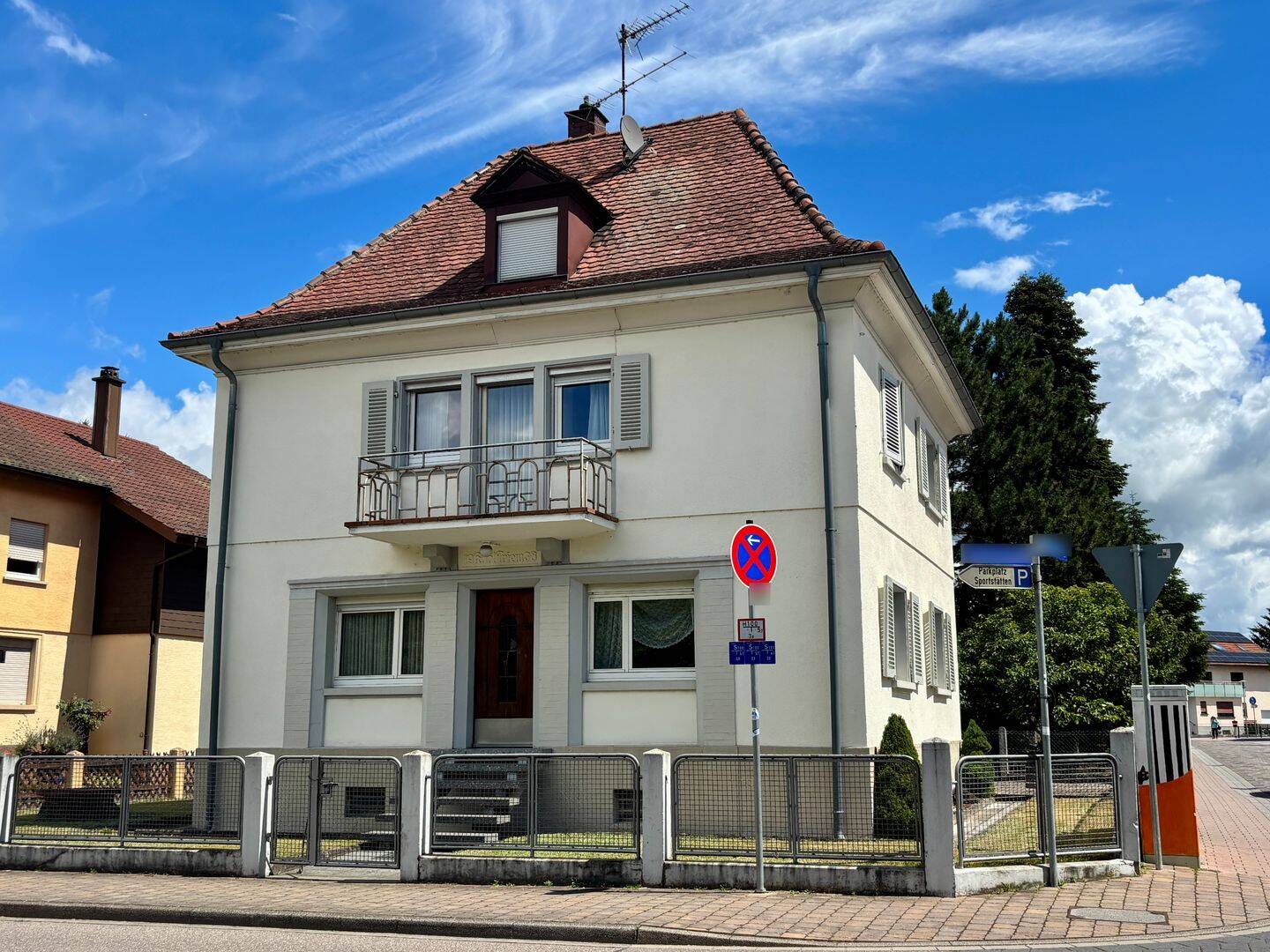 Stilvolles Einfamilienhaus mit klassischer Architektur in attraktiver Lage von Ötigheim, 76470 Ötigheim