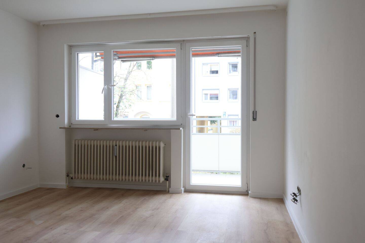 Frisch saniertes Wohnen im Erdgeschoss- Zimmer Wohnung mit großem Balkon, 90478 Nürnberg (Dutzendteich Gleißhammer Glockenhof Sankt Peter Zerzabelshof)