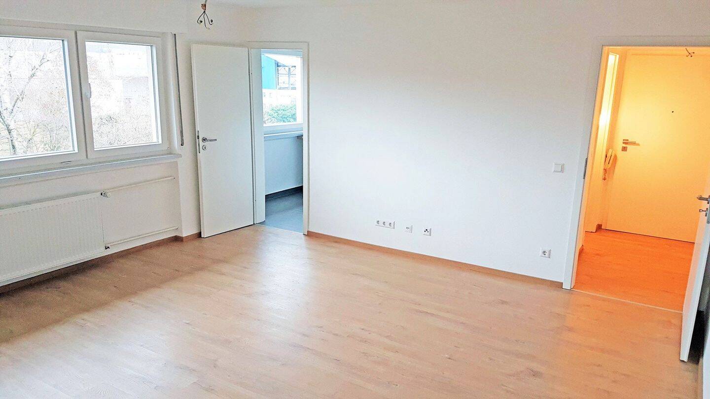 Renovierte 1-Zimmer Wohnung mit Einbauküche, Waschmaschine und Stellplatz, 70329 Stuttgart (Hedelfingen Obertürkheim Rohracker Uhlbach)
