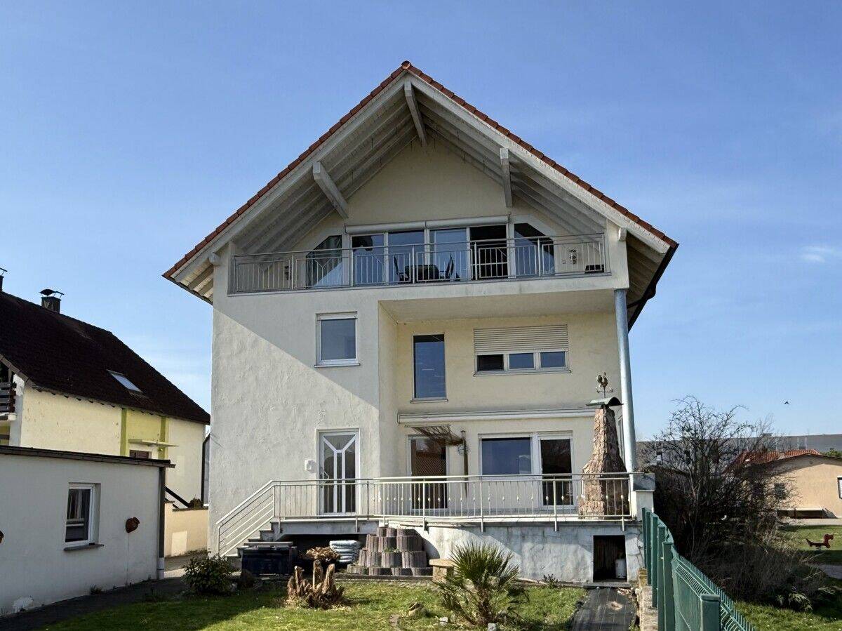 Repräsentatives 2-Familienhaus in toller Ortsrandlage mit Keller, Garage und schönem Garten, 76706 Dettenheim