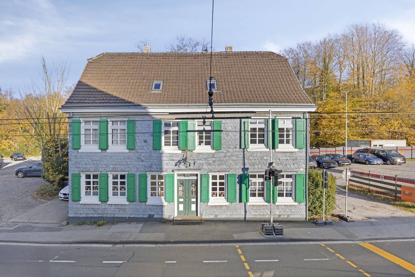 freistehendes Zweigenerationshaus mit Potenzial zum 3 Familienhaus mit ca. 263 qm, 42653 Solingen (Gräfrath Solingen-Mitte Wald)