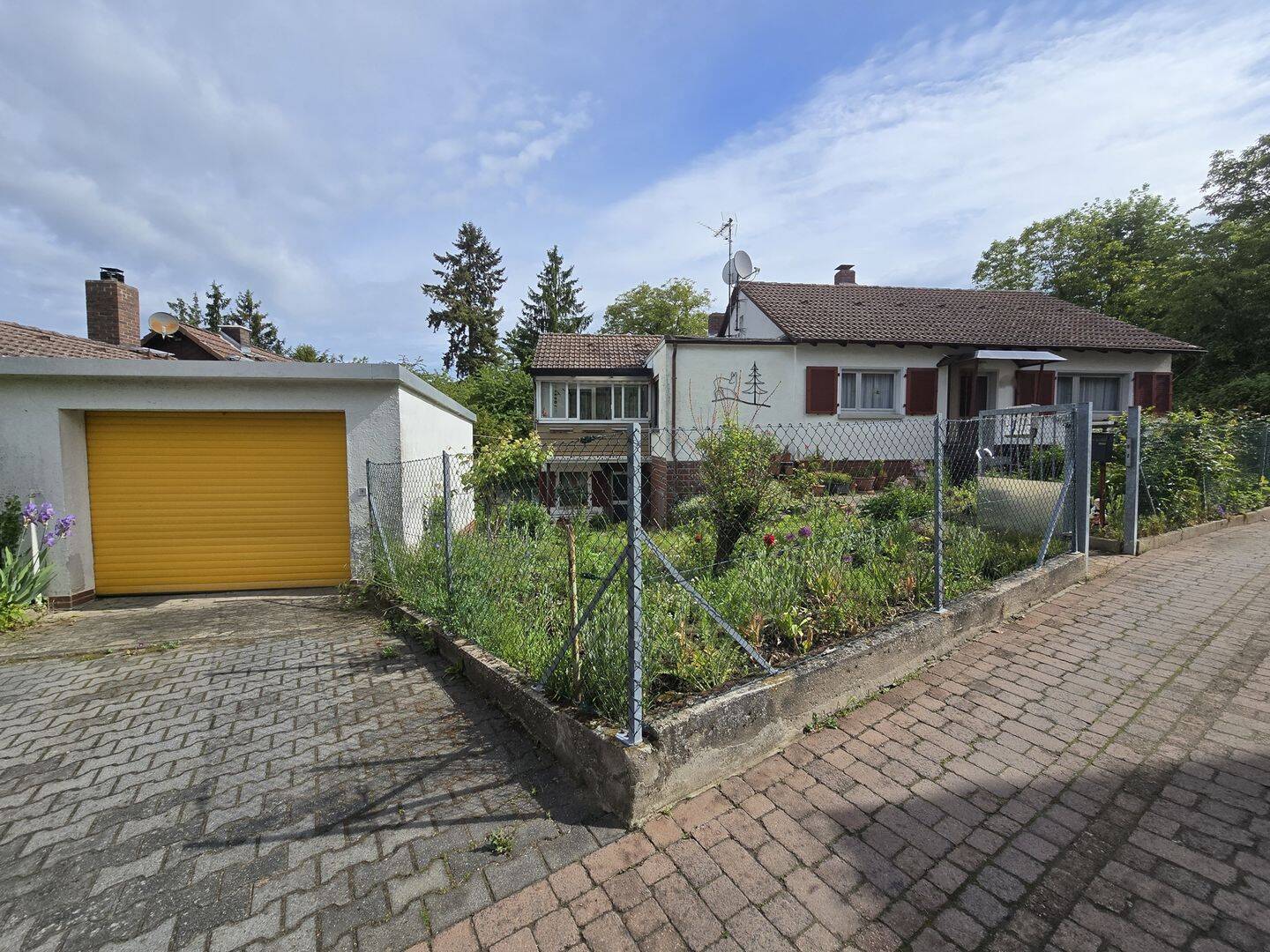 Freistehendes Wohnhaus mit Garage auf Eckgrundstück in Mühltal, 64367 Mühltal