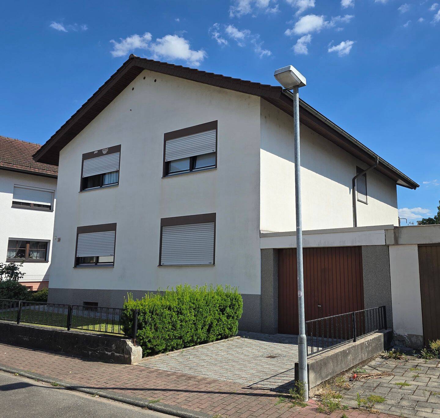Gepflegtes, großzügig geschnittenes Zweifamilienhaus, 69181 Leimen