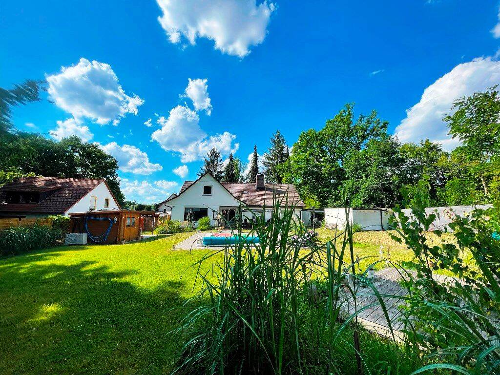 Einzigartiges Naturrefugium in Nürnberg-Reichelsdorf: Freistehendes Familiendomizil mit Einliegerwohnung, Außenpool und 3.520 m² Privatwald, 90453 Nürnberg