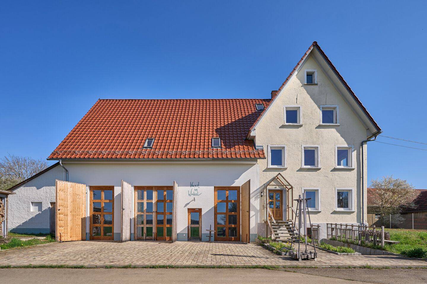 Liebevoll saniertes Bauernhaus in Ortsrandlage mit modernem, gewerblichem Scheunenumbau, 88637 Leibertingen