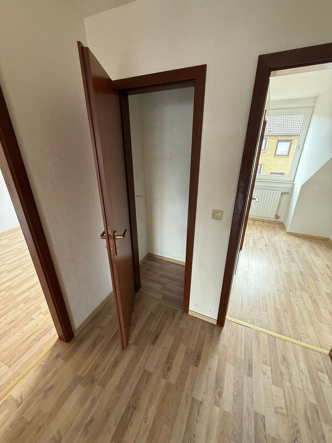 Gemütliche DG-Wohnung mit Balkon, 47119 Duisburg (Beeck Laar Ruhrort)