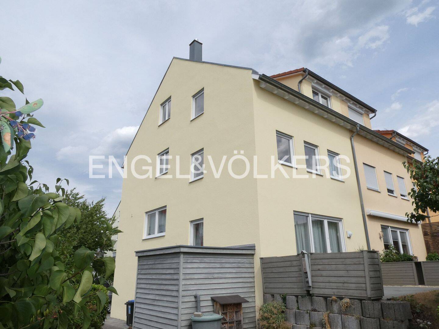 Bestens gepflegtes REH mit Garage und Garten – architektonisch ansprechende Splitt-Level-Bauweise für „bewegliche Bewohner“, 72116 Mössingen