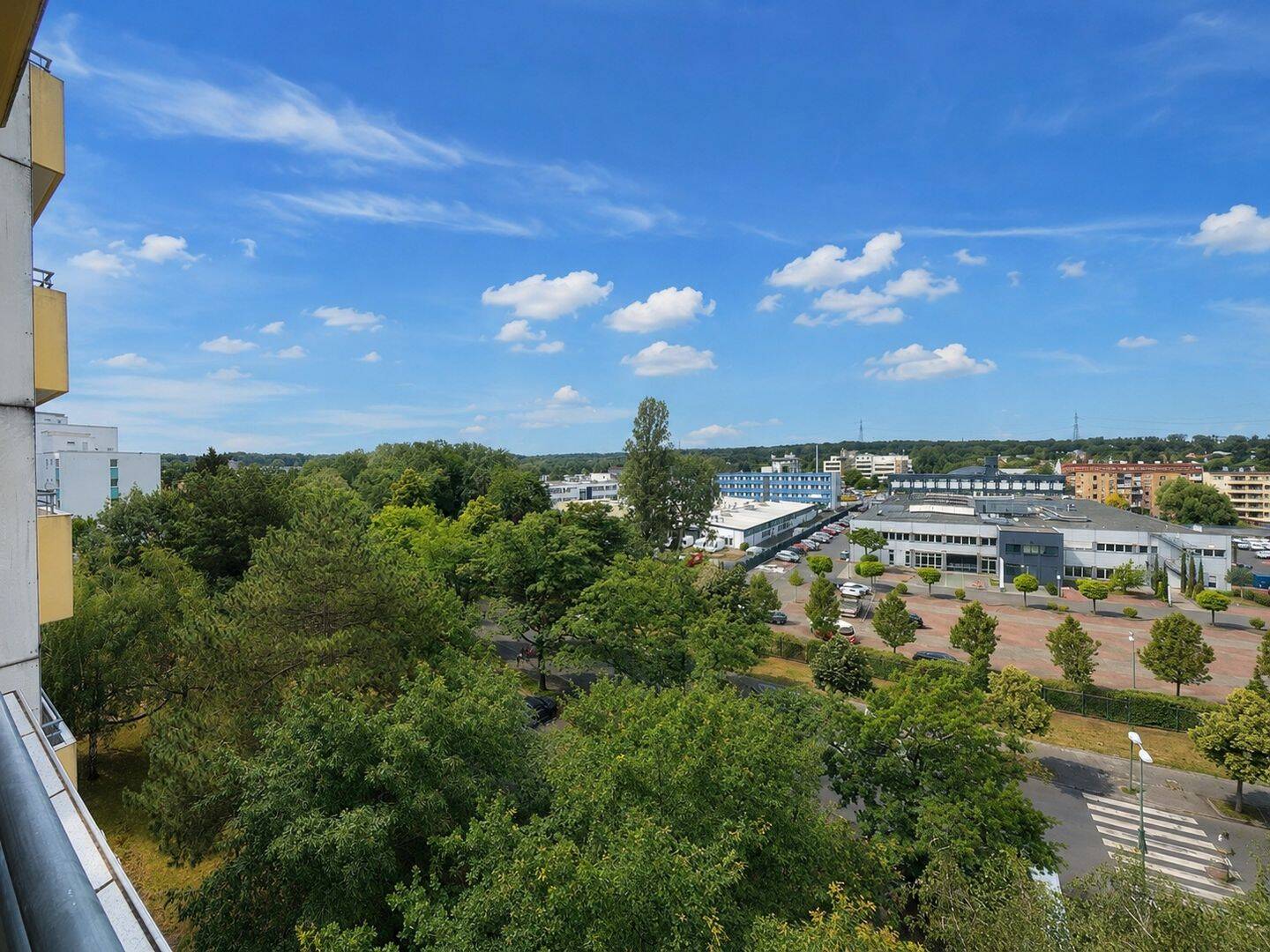 LAUTERBORN: Sanierungsobjekt mit Fernblick – 4-Zimmer-Wohnung mit Balkon – Preis VB, 63069 Offenbach am Main (Lauterborn Offenbach am Main Rosenhöhe)