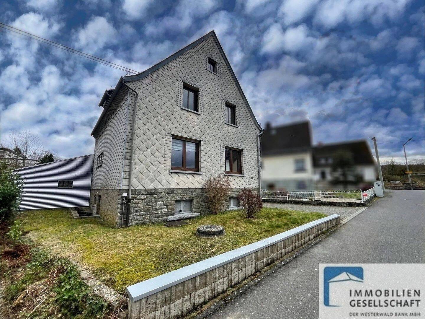 Solides Wohnhaus mit Nebengebäuden in gefragter Lage von Ransbach-Baumbach!, 56235 Hundsdorf