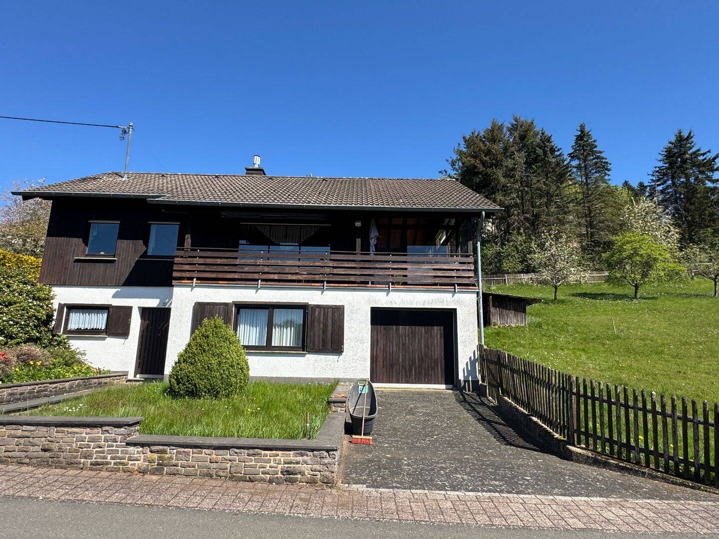 Einfamilienhaus, Ferienhaus mit Blick über Dorf und Wälder, 54570 Neroth