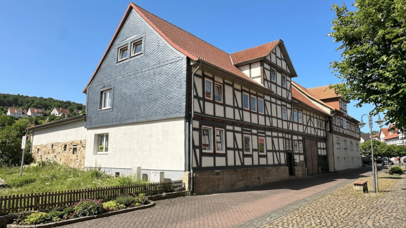 Gepflegtes 3-Familienwohnhaus mit Nebengebäude in zentraler Lage mit Bauplatzoption, 34326 Morschen