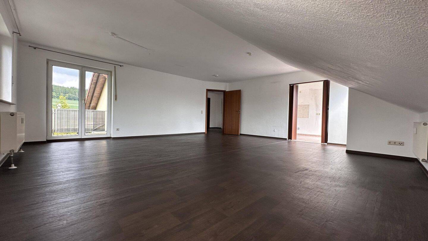 Helle 2-ZKB-DG Wohnung mit 2 Balkonen, Stellplatz & Keller in Bad Emstal-Sand, 34308 Bad Emstal