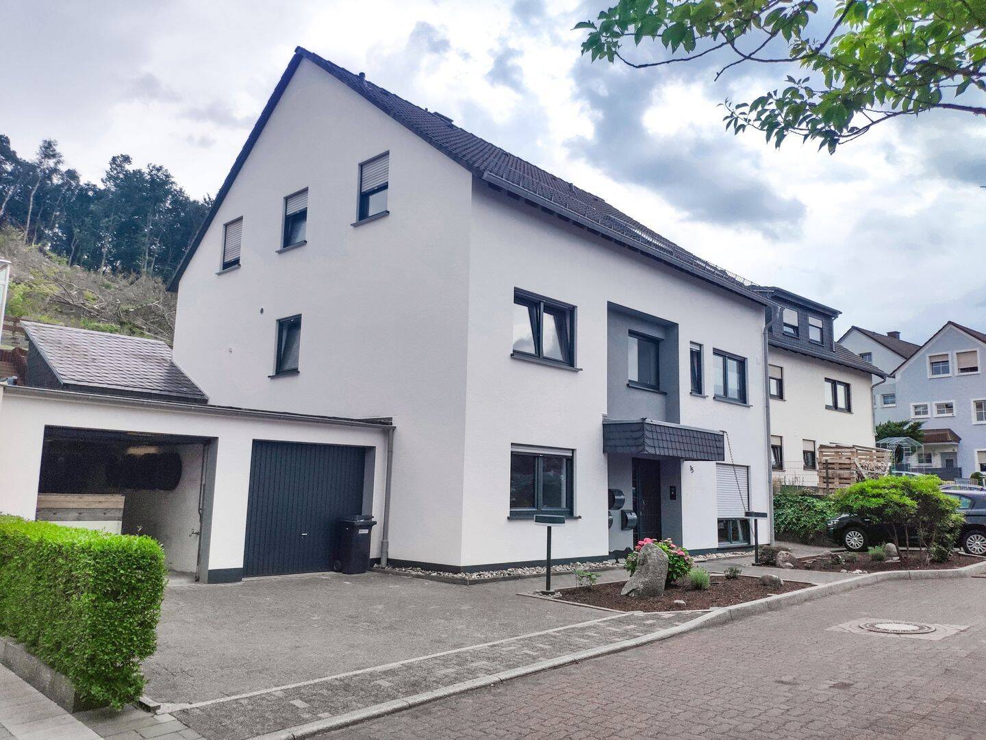 Platz für die ganze Familie – Wunderschöne 4-Zimmer Wohnung mit eigenem Garten und Garage, 58515 Lüdenscheid