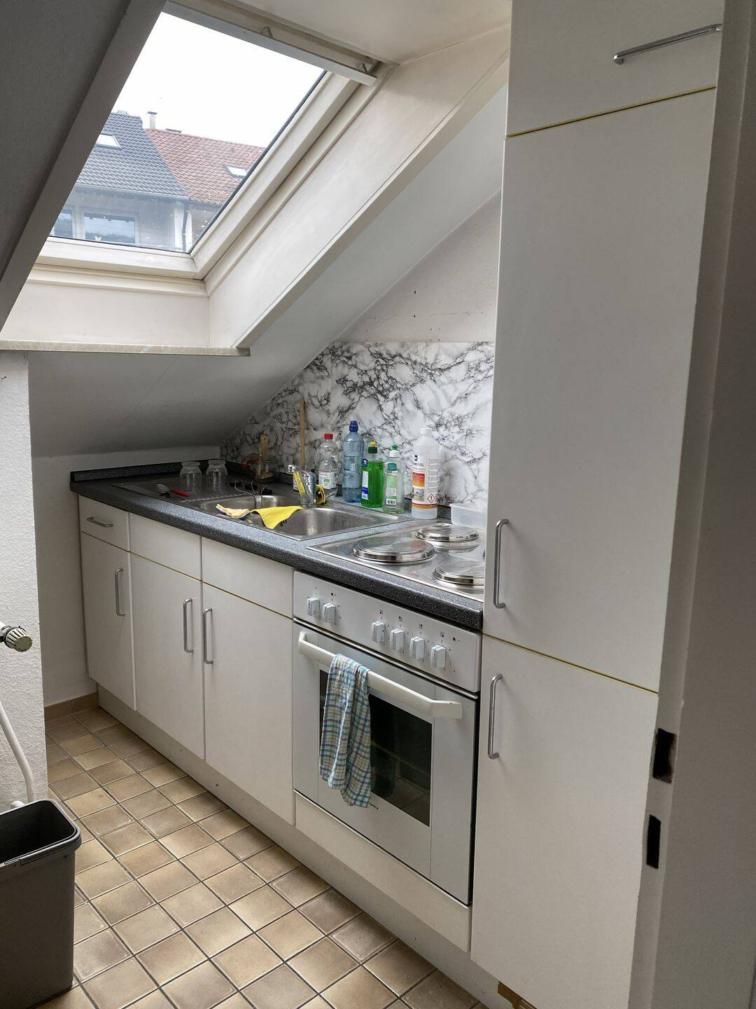 Ruhige DG-Wohnung in Stuttgart-Rohracker, 70329 Stuttgart (Hedelfingen Obertürkheim Rohracker Uhlbach)