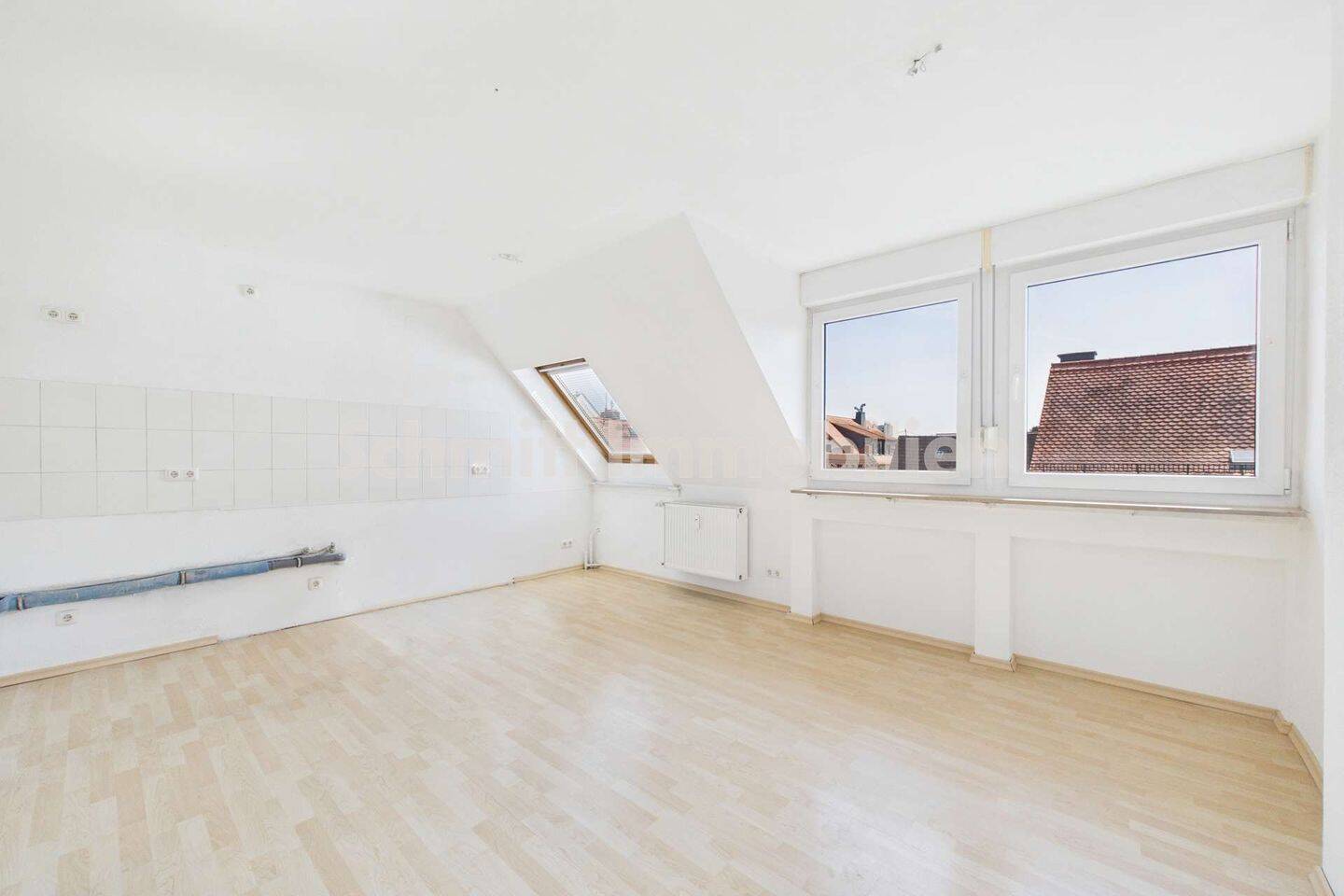 Ideal für Singles: Helle Dachgeschosswohnung in F-Schwanheim, 60529 Frankfurt am Main (Schwanheim)