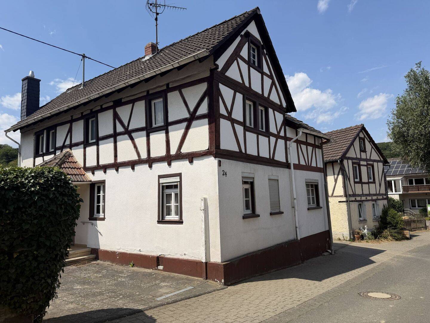 Fachwerkhaus mit Garage und Garten in Schalkenbach, 53426 Schalkenbach