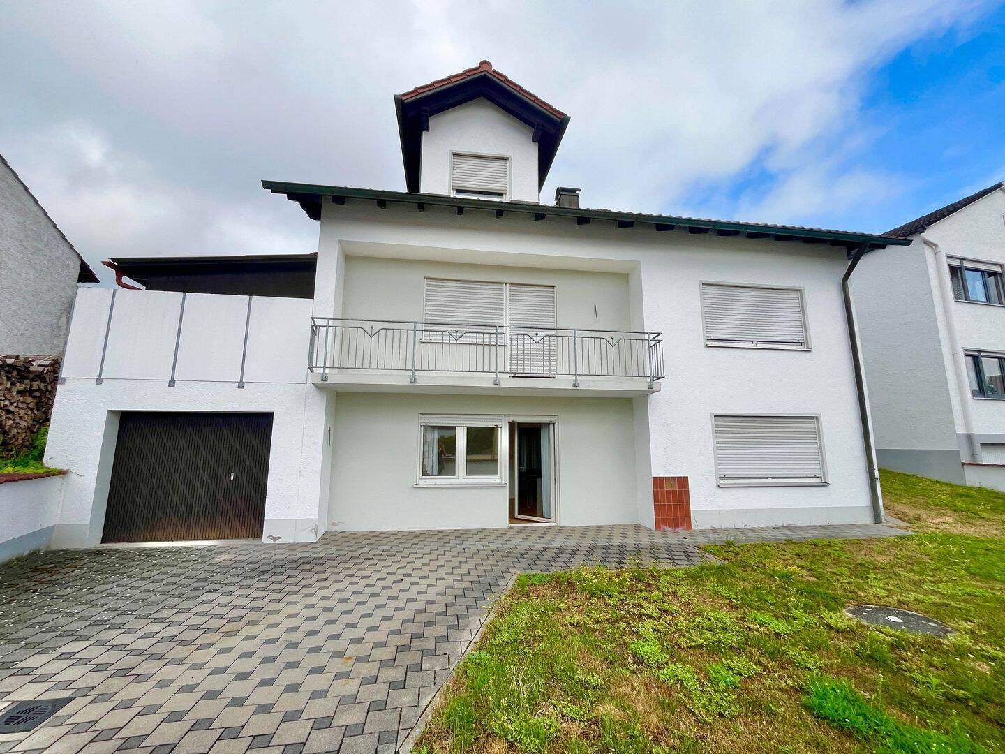 Viel Platz & Potenzial: Charmantes Zweifamilienhaus mit großem Grundstück in Großmehring, 85098 Großmehring