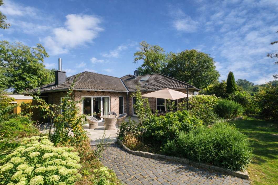 Moderner Bungalow auf 1.771 m² Grundstück – Großzügiges Wohnen mit Privatsphäre, 41363 Jüchen