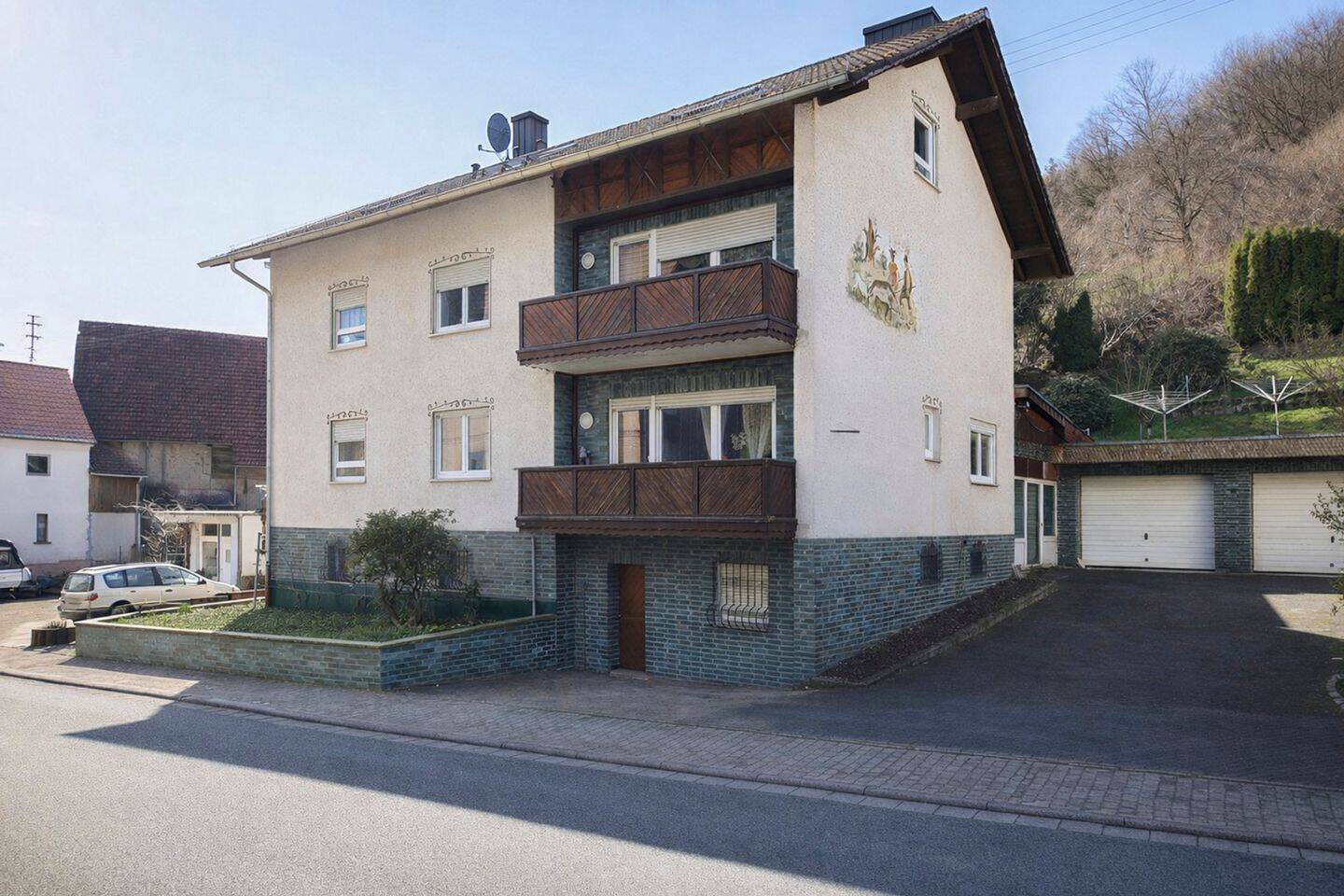 Wohnen, vermieten, arbeiten – 3-Familienhaus mit Schreinerei, Doppelgarage und Bauplatz, 63639 Flörsbachtal