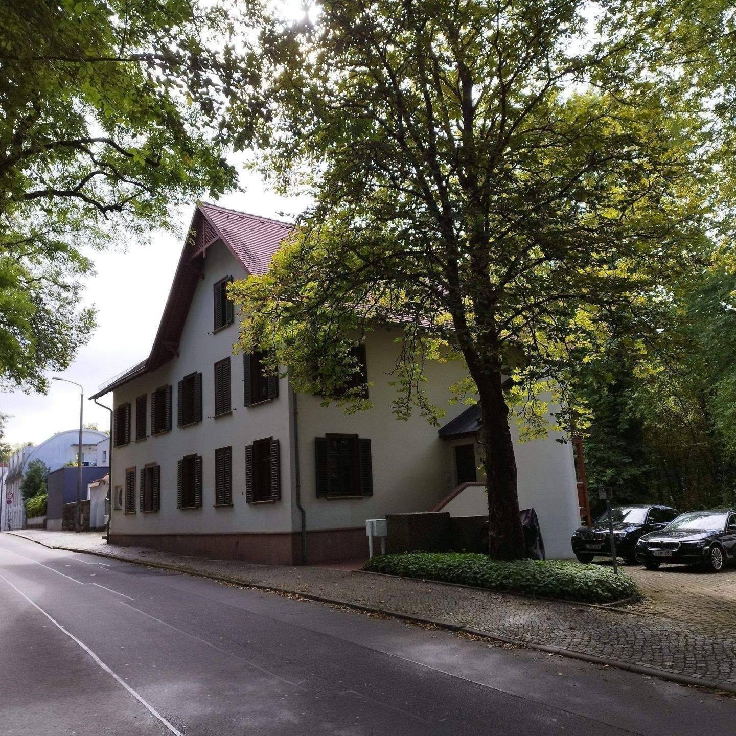 Individuell und frei wohnen in einer Villa mit viel Grün und Wasser! 2-ZKB-Wohnung mit Gäste-WC, Balkon und großer Garten, 4277 Leipzig (Connewitz Marienbrunn)