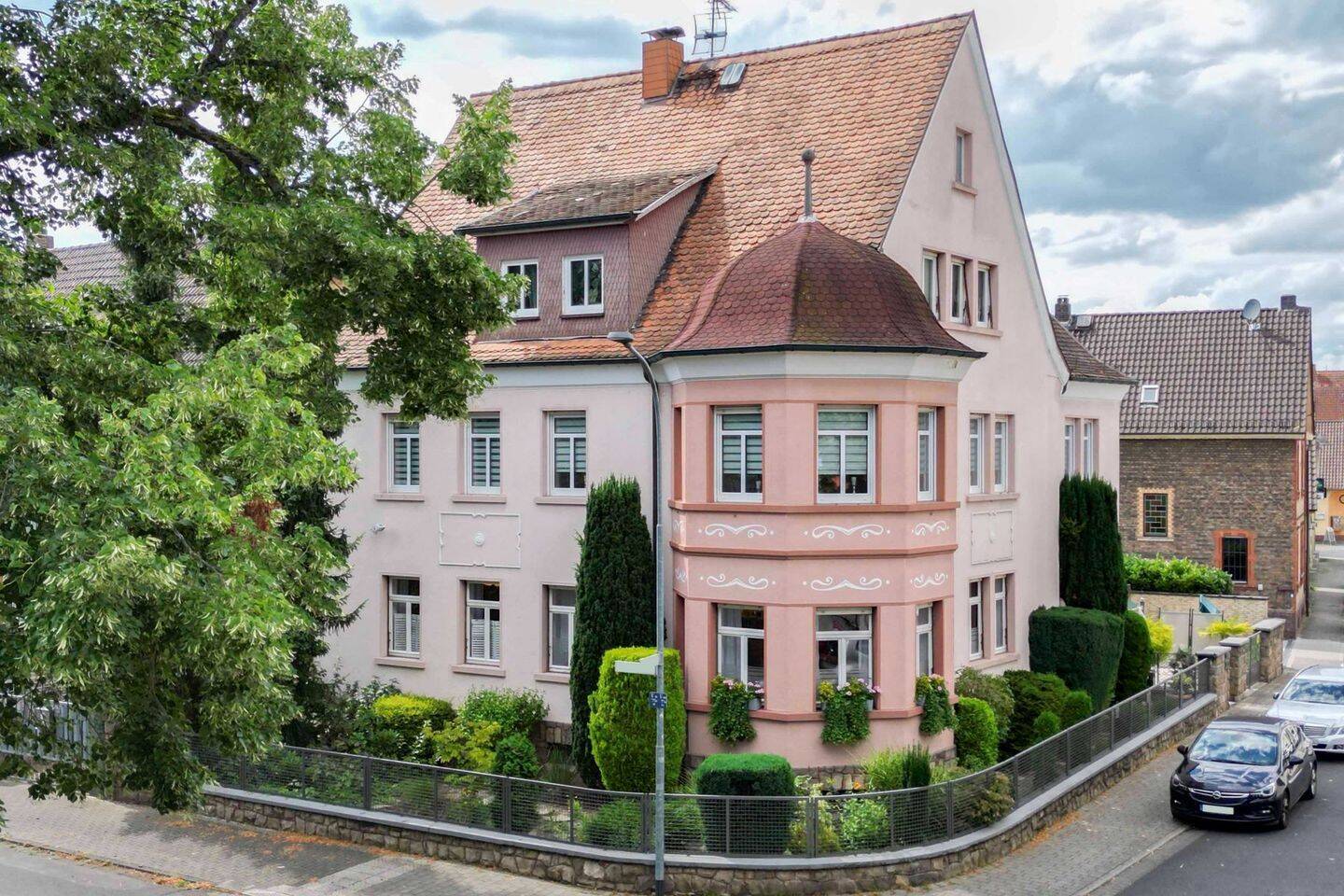 Stilvolle Villa mit Geschichte – Repräsentatives Mehrfamilienhaus in ruhiger Lage von Hainstadt, 63512 Hainburg