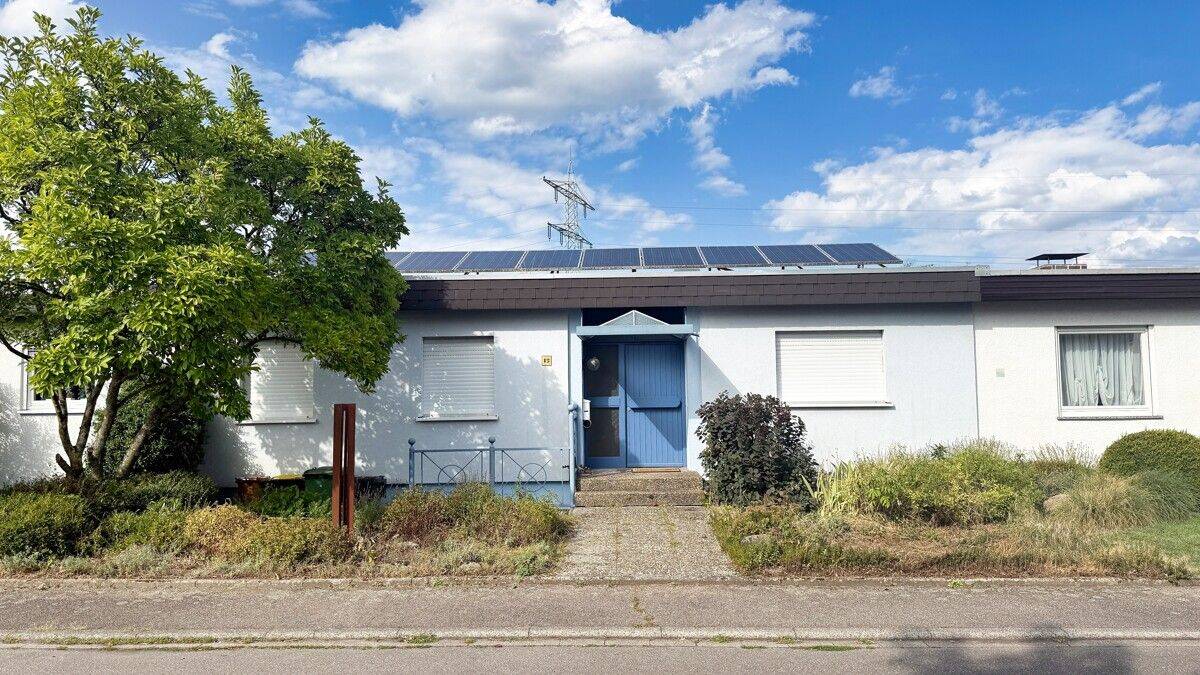 Charmantes Reihenmittelhaus mit Innenhof, Garten und PV-Anlage in Durmersheim, 76448 Durmersheim