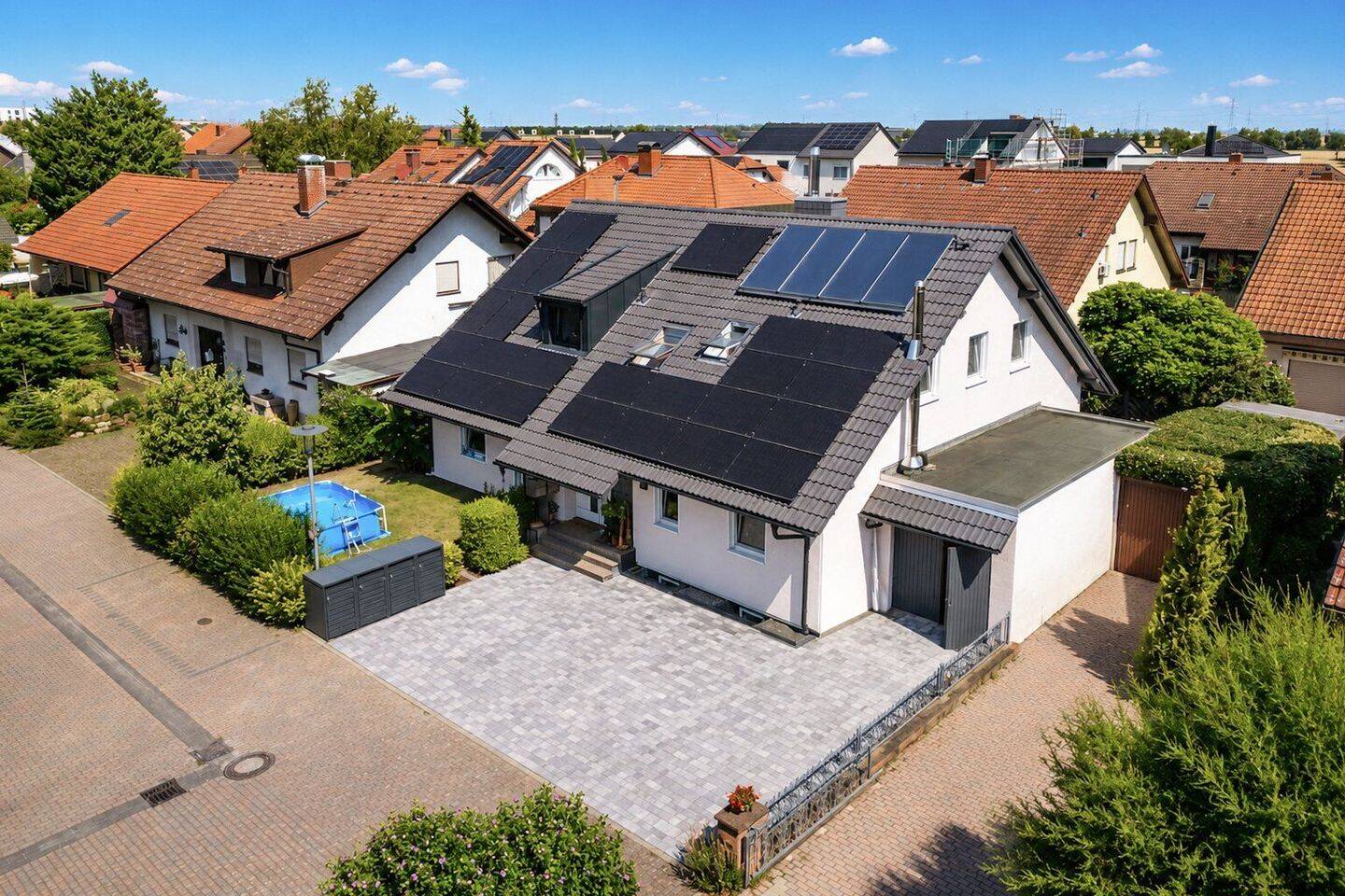 Kernsaniertes Zweifamilienhaus ca. 325 m² inkl. zwei Einliegerwohnungen mit Garten & PV-Anlage, 68723 Plankstadt