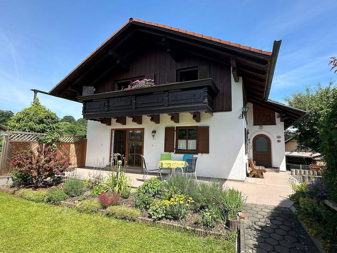 Einfamilienhaus mit traumhaftem Garten und großer Doppelgarage, 83543 Rott a. Inn (Rott)