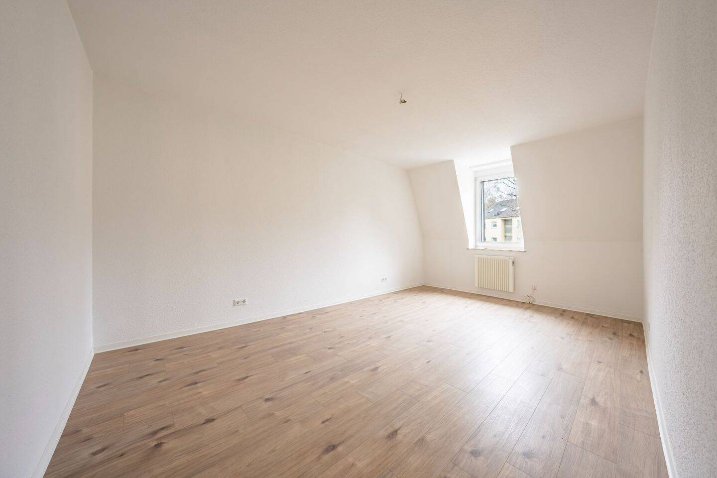 Modernisierte 4-Zimmer-Wohnung mit exklusivem Garten und Ausbaupotenzial