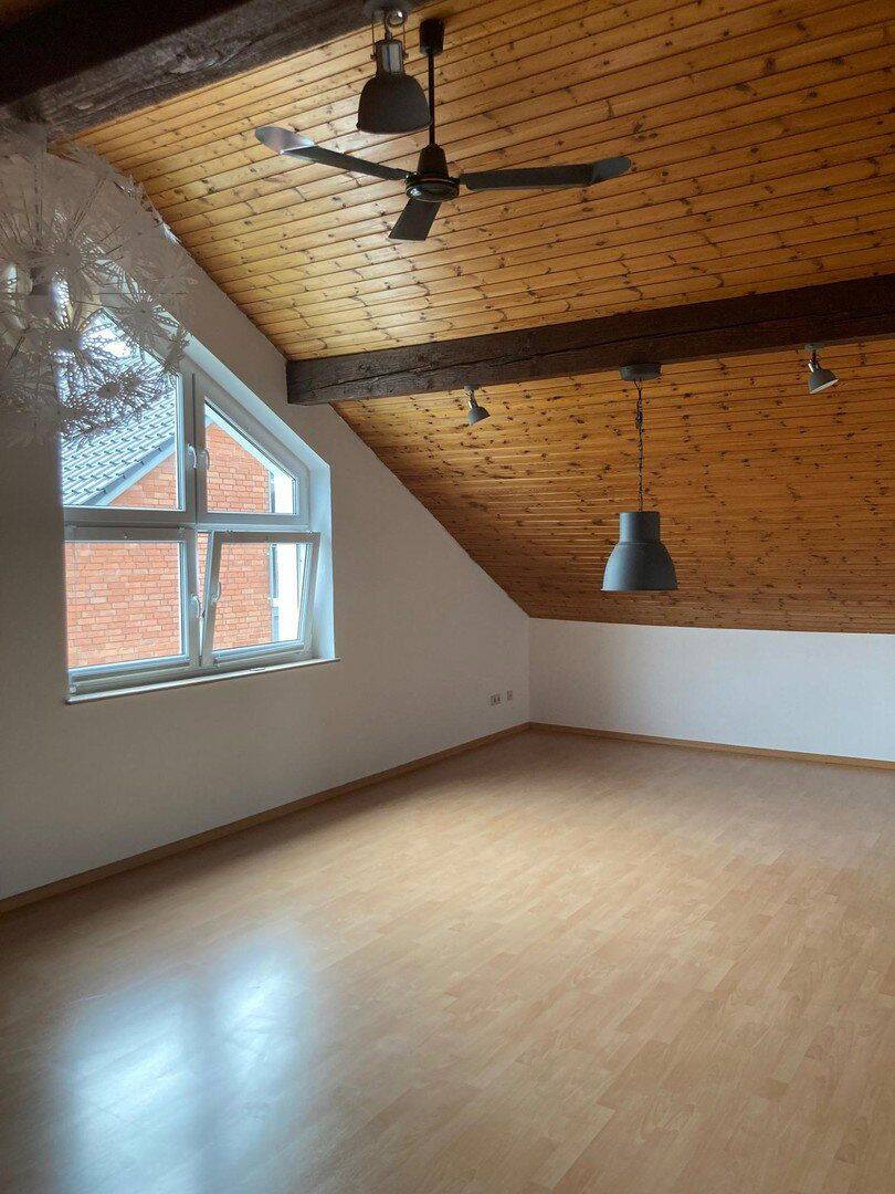 Helle 2,5-Zi.-Dachgeschosswohnung m. Fußbodenheizung, Inkl. Stellplatz in Holzwickede, 59439 Holzwickede