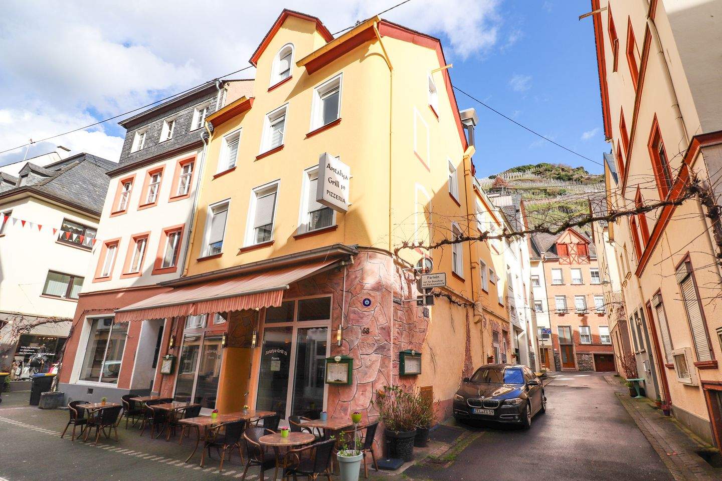 Attraktive Rendite mit bis zu 4 Wohnungen und sehr lukrativer Gastronomie in bester Lage von Zell, 56856 Zell (Mosel)