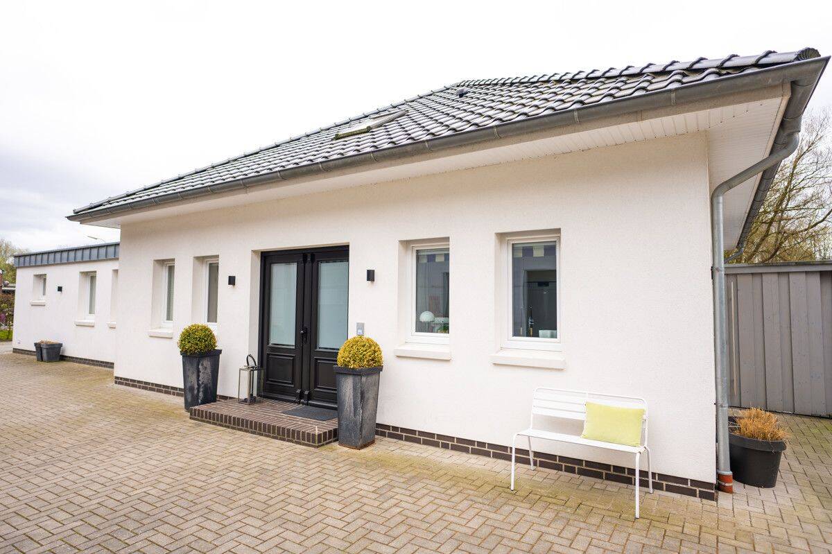 Modern wohnen, erfolgreich investieren – Stilvolles Wohnhaus mit vielseitiger Gewerbehalle, 26127 Oldenburg (Oldb) (Alexandersfeld Bürgerfelde Nadorst)