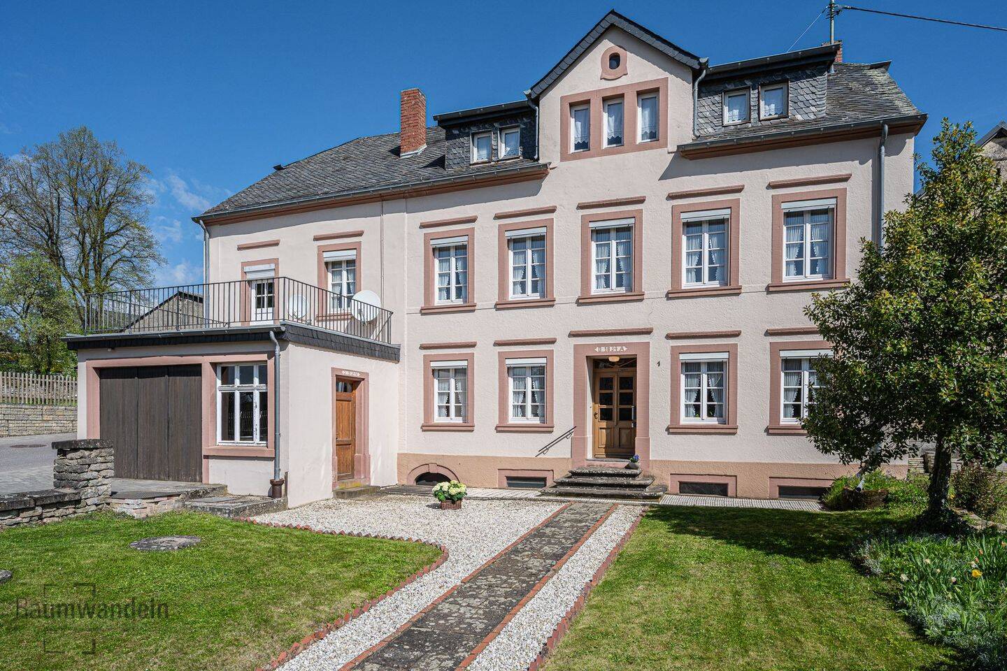 Historischer, liebevoller Eifeler Bauernhof mit Vorgarten, Stallungen/Nebengebäuden und separatem schönen Bauerngarten, 54636 Sülm