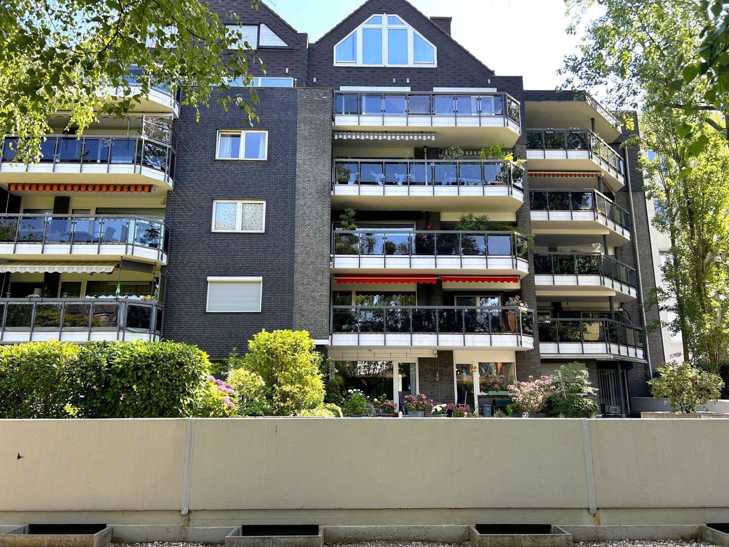 Wohnen mit Blick ins Grüne: 2-Zimmer-Eigentumswohnung mit großer Loggia in Krefeld, 47799 Krefeld (Bockum Cracau Stadtmitte)